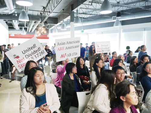 硅谷华裔小区民众举牌抗议。(美国《世界日报》/王金城