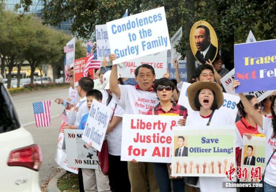 �������Ĵ������˹�س���2000���ڸ��������GALLERIA��ҵ���߾ٱ���������ʾ������Ԯ���˵þ��١� <a target='_blank' href='http://www.chinanews.com/'>������</a>���� ���� ��