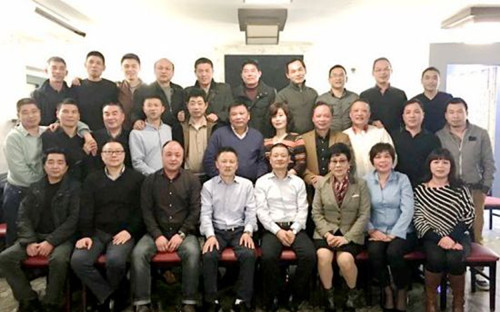 意大利热那亚华人工商联谊会第6届会长团主要负责人合影。