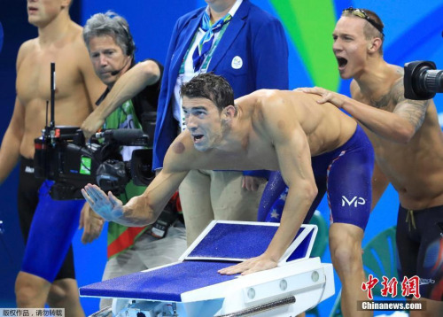 菲尔普斯为队友加油,肩膀处的拔火罐痕迹明显。 菲尔普斯为队友加油,肩膀处的拔火罐痕迹明显。