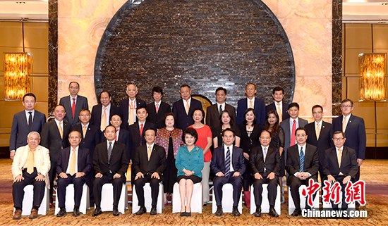 8月16日,中国国务院侨办主任裘援平、副主任谭天星在北京会见澳门侨界代表人士访问团一行,并与澳门侨界代表人士举行座谈。