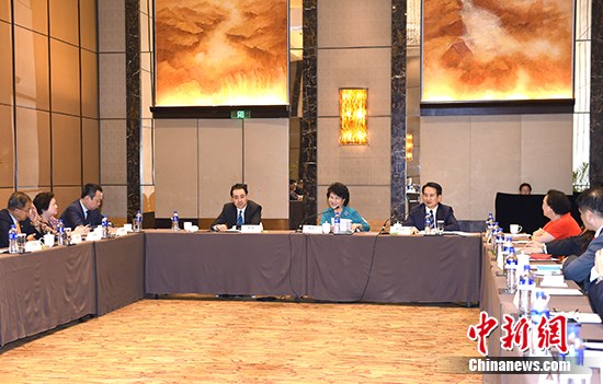 8月16日,中国国务院侨办主任裘援平、副主任谭天星在北京会见澳门侨界代表人士访问团一行,并与澳门侨界代表人士举行座谈。 <a target='_blank' href='http://www.chinanews.com/'>中新社</a>记者 张勤 摄 8月16日,中国国务院侨办主任裘援平、副主任谭天星在北京会见澳门侨界代表人士访问团一行,并与澳门侨界代表人士举行座谈。 <a target='_blank' href='http://www.chinanews.com/'>中新社</a>记者 张勤 摄