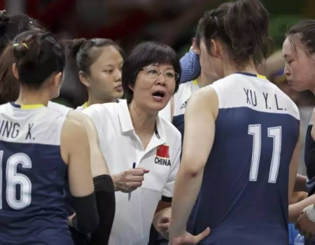 图为与荷兰的对决中,郎平在场边指挥 图为与荷兰的对决中,郎平在场边指挥