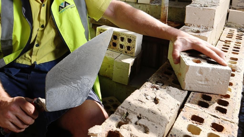 澳洲砌砖工又又又涨价了,日薪过千不是梦!澳洲人懒得干,移民局哭求熟手外来民工,还能移民!