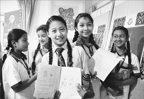 尼泊尔学生展示自己书写的中文句子和名字。(苑基荣