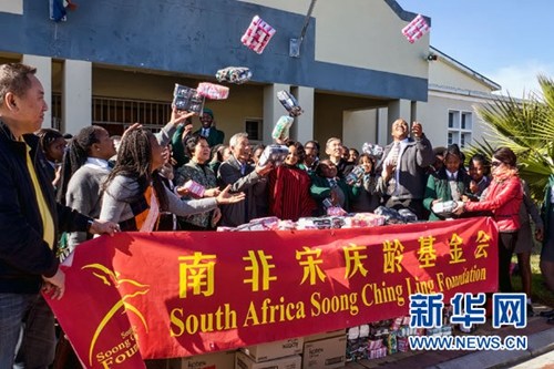 8月4日,南非宋庆龄基金会向左拉高中的女生捐赠卫生用品。