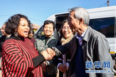 8月4日,开普敦中国和平统一促进会会长胡建华(右一)、宋庆龄基金会会长陈清(左二)在和左拉高中负责人交谈。 新华网发(威廉·穆维摄) 8月4日,开普敦中国和平统一促进会会长胡建华(右一)、宋庆龄基金会会长陈清(左二)在和左拉高中负责人交谈。 新华网发(威廉·穆维摄)