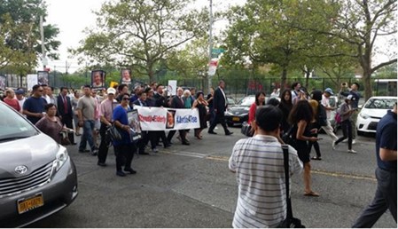 游行现场(美国中文网/网络截图) 游行现场(美国中文网/网络截图)