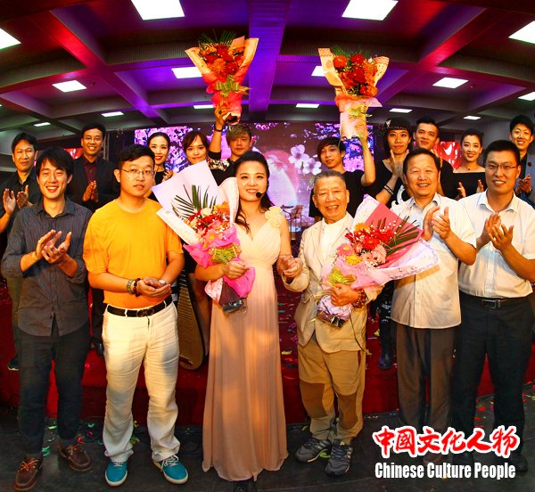 左宏元助阵周倩演唱会_歌声庆国庆共圆中国梦 左宏元助阵周倩演唱会_歌声庆国庆共圆中国梦