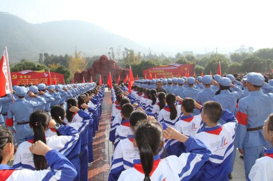 纪念红军长征胜利80周年决战脱贫攻坚誓师大会(伍忠明摄) 纪念红军长征胜利80周年决战脱贫攻坚誓师大会(伍忠明摄)