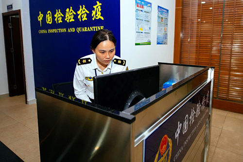 11月1日凌晨,一架俄罗斯参展飞机抵达后,珠海出入境检验检疫局的工作人员使用X光机对机组人员的随身携带物品进行检疫查验。