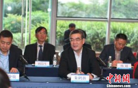 四川省政府副省长朱鹤新出席签约仪式并讲话。 宋明 摄 四川省政府副省长朱鹤新出席签约仪式并讲话。 宋明 摄