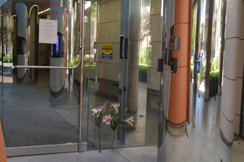 中国侨网发生凶案的南加大文理学院Seeley Mudd科学大楼一楼门口,有师生献上花束致哀。(美国《世界日报》/杨青 摄)