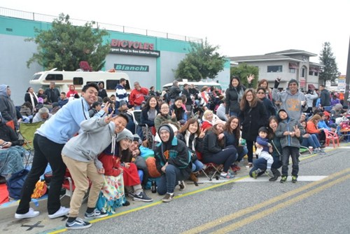 来自圣玛利诺的华裔居民与邻居,共40多人,于前一日到会场“专业占位”。(美国《世界日报》/庄婷 摄)