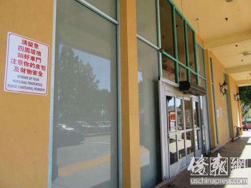 中国侨网华人超市通过贴告示牌和装电灯改善治安条件,但华人居民遇到问题极少报案,警局无法掌握实际情况。(侨报记者翁羽摄)