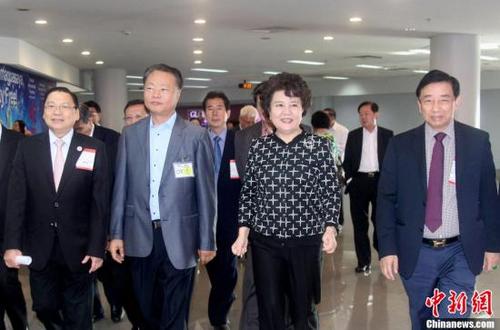 中国侨网2月5日下午,中国国务院侨务办公室主任裘援平率团抵达菲律宾首都马尼拉,开始密集探访当地侨社、考察侨情和慰问侨胞行程。图为裘援平主任(前右2)当天在马尼拉与中国驻菲律宾大使赵鉴华及菲华商联总会理事长张昭和、菲华各界联合会主席许中荣等侨领会面、交流。中新社记者 张明 摄