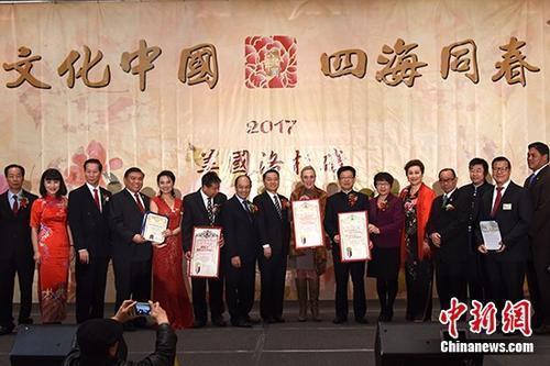 中国侨网当地时间2月6日晚,南加州华侨华人社团举行招待会欢迎“文化中国·四海同春”北美代表团。 中新社记者 张朔 摄