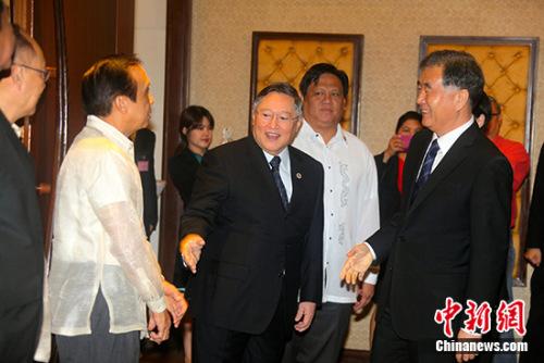 �й���������ʱ��17�գ���������ɱ���������������˹���ڸ󾭼ù����Ŷӳ�Ա���л�̸��ͼΪ��̸��ʼǰ�����������˹�������֡� ��������� ���� ��