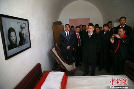 3月20日,国务院侨办副主任郭军与30余名海外侨胞、港澳同胞参观了中共中央西北局旧址。当日,国务院侨办在延安正式启动“侨爱工程——情系延安”项目。国务院侨办副主任郭军及30余名热心慈善事业的海外侨胞、港澳同胞出席启动仪式,随后前往西北局旧址参观。 “侨爱工程——情系延安”项目,是国务院侨办发挥侨务资源优势,引导和服务海外侨胞、港澳同胞积极参与革命老区建设,改善民生,助力脱贫攻坚。 <a target='_blank' href='http://www.chinanews.com/'>中新社</a>记者 张远 摄 3月20日,国务院侨办副主任郭军与30余名海外侨胞、港澳同胞参观了中共中央西北局旧址。当日,国务院侨办在延安正式启动“侨爱工程——情系延安”项目。国务院侨办副主任郭军及30余名热心慈善事业的海外侨胞、港澳同胞出席启动仪式,随后前往西北局旧址参观。 “侨爱工程——情系延安”项目,是国务院侨办发挥侨务资源优势,引导和服务海外侨胞、港澳同胞积极参与革命老区建设,改善民生,助力脱贫攻坚。 <a target='_blank' href='http://www.chinanews.com/'>中新社</a>记者 张远 摄