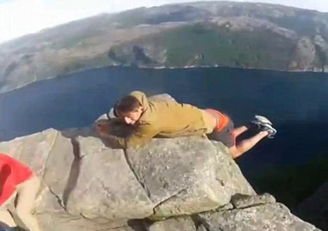澳洲游客不顾危险 单手挂在悬崖边拍照(组图)