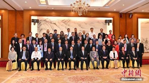 �й�����6��9�գ��μӵ�ʮ��춫�˻��̻�������Ա��Ӱ�����գ���������42�����Һ͵�����600�໪�̵ִ��������μӵ�ʮ��춫�˻��̻ῪĻǰ�������д��ᡣ����Ժ�Ȱ쵳����ǡ����������������й�����ʡί��ǳº��ȳ�ϯ�д��ᡣ��������� �ζ� ��