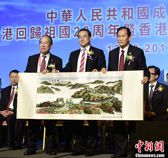 图为国务院侨务办公室副主任郭军(中)向香港侨友社会长黄英来(左)、香港侨友社监事长王钦贤(右)赠送礼品。 <a target='_blank' href='http://www.chinanews.com/'>中新社</a>记者 徐冬冬 摄 图为国务院侨务办公室副主任郭军(中)向香港侨友社会长黄英来(左)、香港侨友社监事长王钦贤(右)赠送礼品。 <a target='_blank' href='http://www.chinanews.com/'>中新社</a>记者 徐冬冬 摄