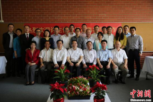 11月29日,中国国务院侨务办公室党组书记、副主任许又声在澳大利亚阿德莱德与当地侨领及侨团代表座谈。图为许又声与参加座谈会的侨领合影。<a target='_blank' href='http://www.chinanews.com/'>中新社</a>记者 陶社兰 摄 11月29日,中国国务院侨务办公室党组书记、副主任许又声在澳大利亚阿德莱德与当地侨领及侨团代表座谈。图为许又声与参加座谈会的侨领合影。<a target='_blank' href='http://www.chinanews.com/'>中新社</a>记者 陶社兰 摄