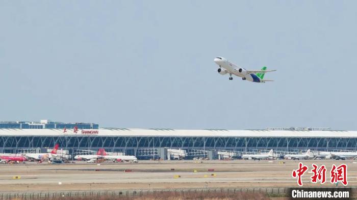 中国C919大型客机106架机顺利转场东营 中国C919大型客机106架机顺利转场东营