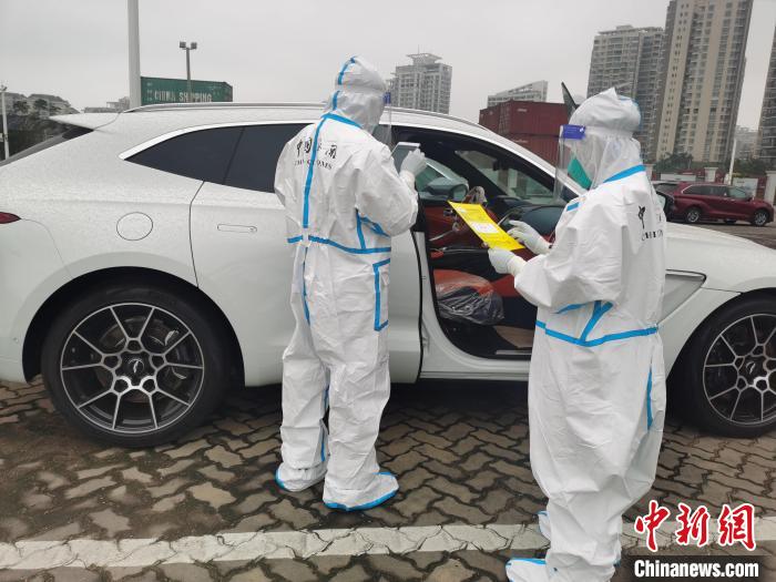 海口港海关关员在对进口“零关税”汽车整车进行查验 黄忱 摄 海口港海关关员在对进口“零关税”汽车整车进行查验 黄忱 摄