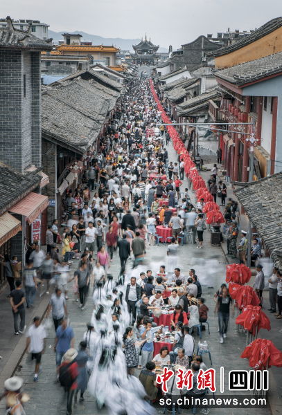 会理古城端午万人药根宴。(周能发摄) 会理古城端午万人药根宴。(周能发摄)