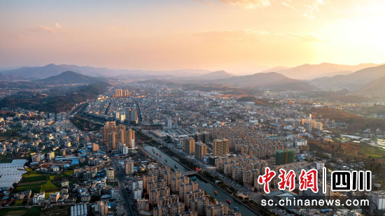 远眺会理。(李瑜摄) 远眺会理。(李瑜摄)