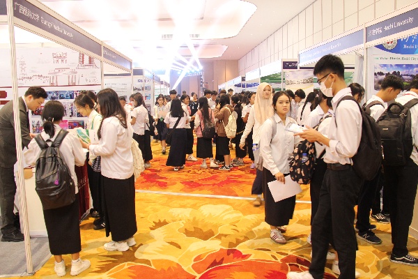 "��ǧ��"AI�˲żƻ�����������Я�ֶ��˹����˹����ܴ��¸ߵأ���ѧ�ȳ�ϯ����̩